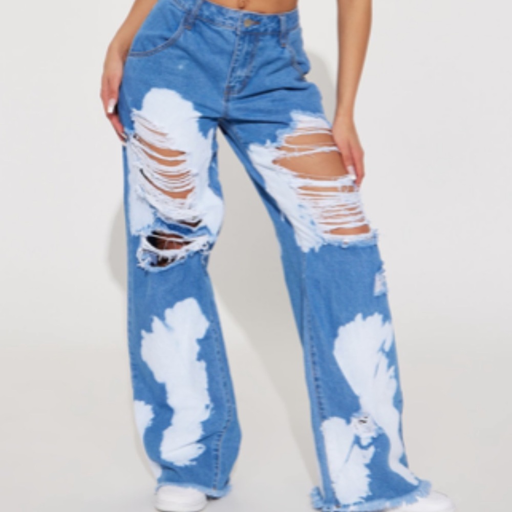 Wide leg bleached jeans